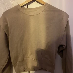 Beige tröja  - Beige tröja från Gina tricot  Storlek medium  Har används  en gång , 60 kr 