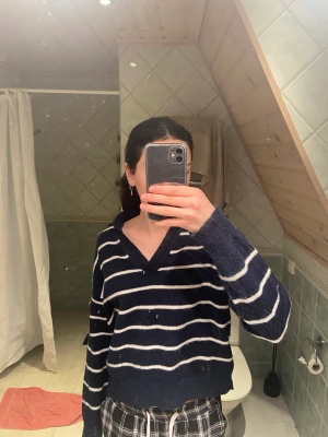 Trendig stickad tröja  - Säljer denna supersnygga o trendiga stickade tröja. Jättemjuk o skön, älskar den. Säljer den endast pga för många stickade tröjor i garderoben🙈 Storlek S/M o passa perfekt på mig som är ca 174cm! Pris kan absolut diskuteras vid snabb affär!