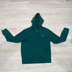 zip hoddie  - Tja! Säljer nu min fina polo zip hoddie för att den inte längre kommer till användning. Köpte den från nk för 1700 och är knappt använd, skriv om ni är intresserade! 