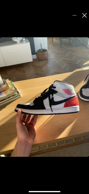 Jordan 1 Union Red - Säljer mina Jordan 1’s Union Red (mids) i storlek 44 då de inte längre används. Kan mötas upp i Göteborg eller frakta!