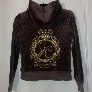 Varm Juicy couture tröja - Mörkgrå juicy couture tröja, med varmt material inne i tröjan (inte i ärmarna) köpt från juicy couture’s hemsida.  nypris runt 2000✨föreslå gärna ett pris ☺️