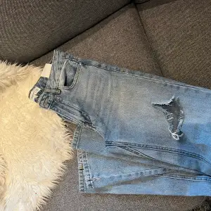 Säljer dessa jeans från mango som inte kommer till användning längre tyvärr. Mycket bra skick! I stolek xs