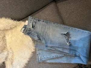 Jeans  - Säljer dessa jeans från mango som inte kommer till användning längre tyvärr. Mycket bra skick! I stolek xs
