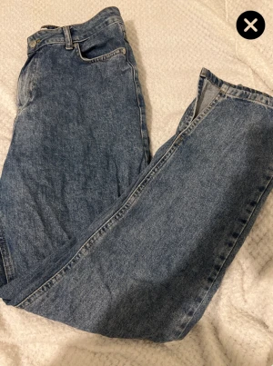 Nakd byxor - Skit snygga na-kd byxor med slits i benen.r. Raka ben.