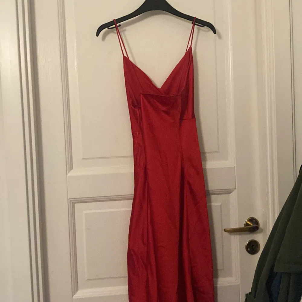 Fin röd klänning, är lite stor på mig och har bara använts 1 gång. Nypris 500kr. . Klänningar.