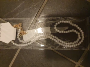 Pärlhalsband smycke halsband necklace - Små söta pärlor med kortare passform. Nytt! Fick i juklapp. Glöm inte att kolla övriga annonser 