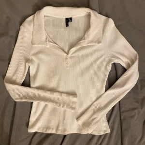 Ribbad tröja från VeroModa - Fint vit tröja i mycket bra skick, använd max tre gånger. Säljer för att jag inte har någon användning av den. 💫