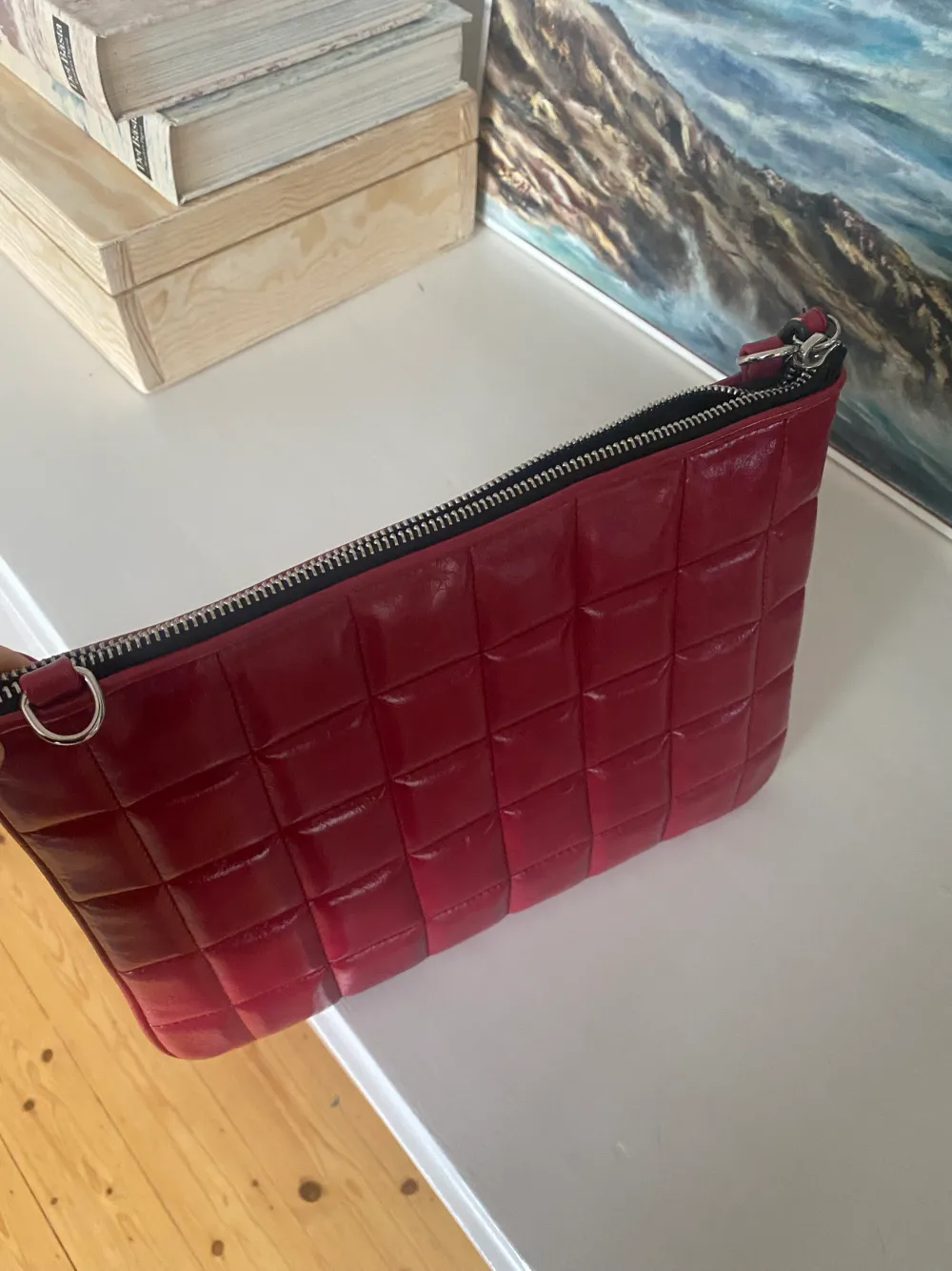 Röd väska ifrån zara köpt för ca 2 år sedan❤️100kr+50kr frakt. Skriv vid frågor. Väskor.
