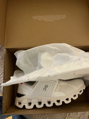 ON träningsskor  - Jätte snygga ON träningsskor i modellen Cloudswift. Oanvända. Storlek 38. Köpta för 1130