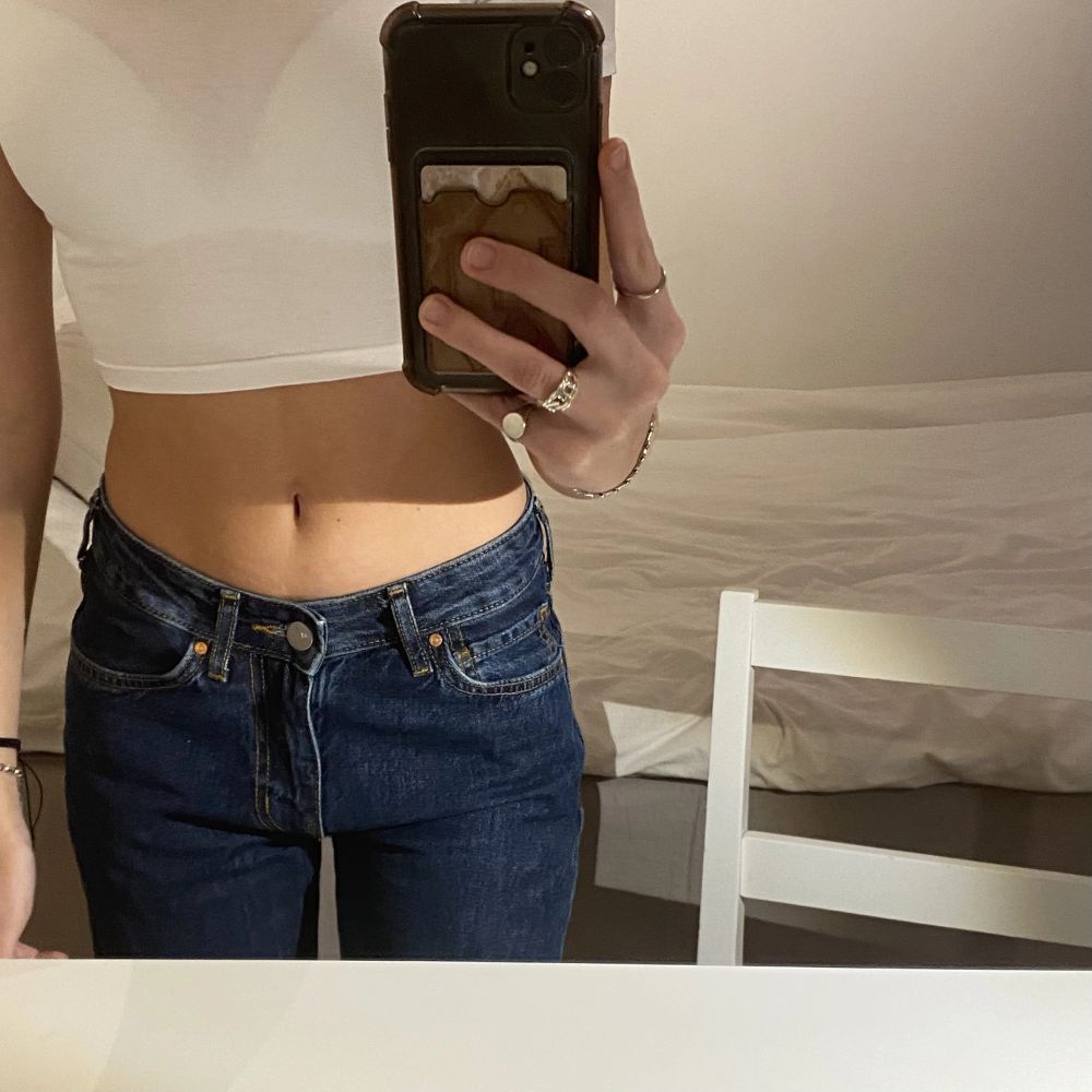 Lågmidjade jeans med raka ben, mörkblå tvätt. Från bikbok i storlek 25/32, använda få gånger och i jättefint skick! Nypris 699kr, Köpare står för frakt. Jeans & Byxor.
