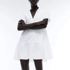 Vit klänning  - Fin klänning som tyvärr inte passar, aldrig använd med prislappen kvar🤍