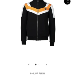 Philipp Plein - Säljer min helt nya Philipp plein tröja (med tagg på) från Thernlunds. Köpt för 9999kr säljer för 6000kr. Helt ny aldrig använd.