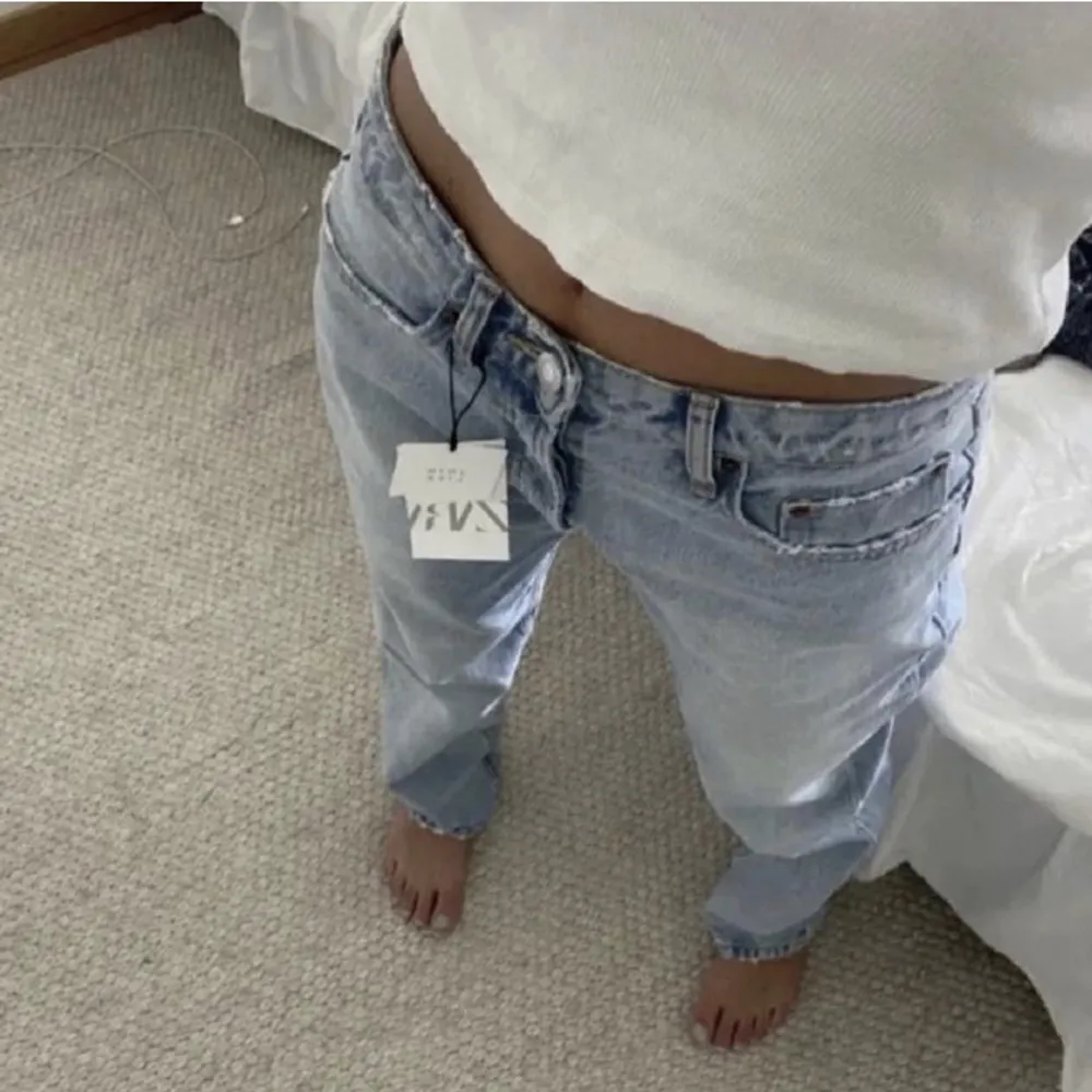 Säljer mina ljusblå jeans från zara💓pris kan diskuteras!!🥰. Jeans & Byxor.