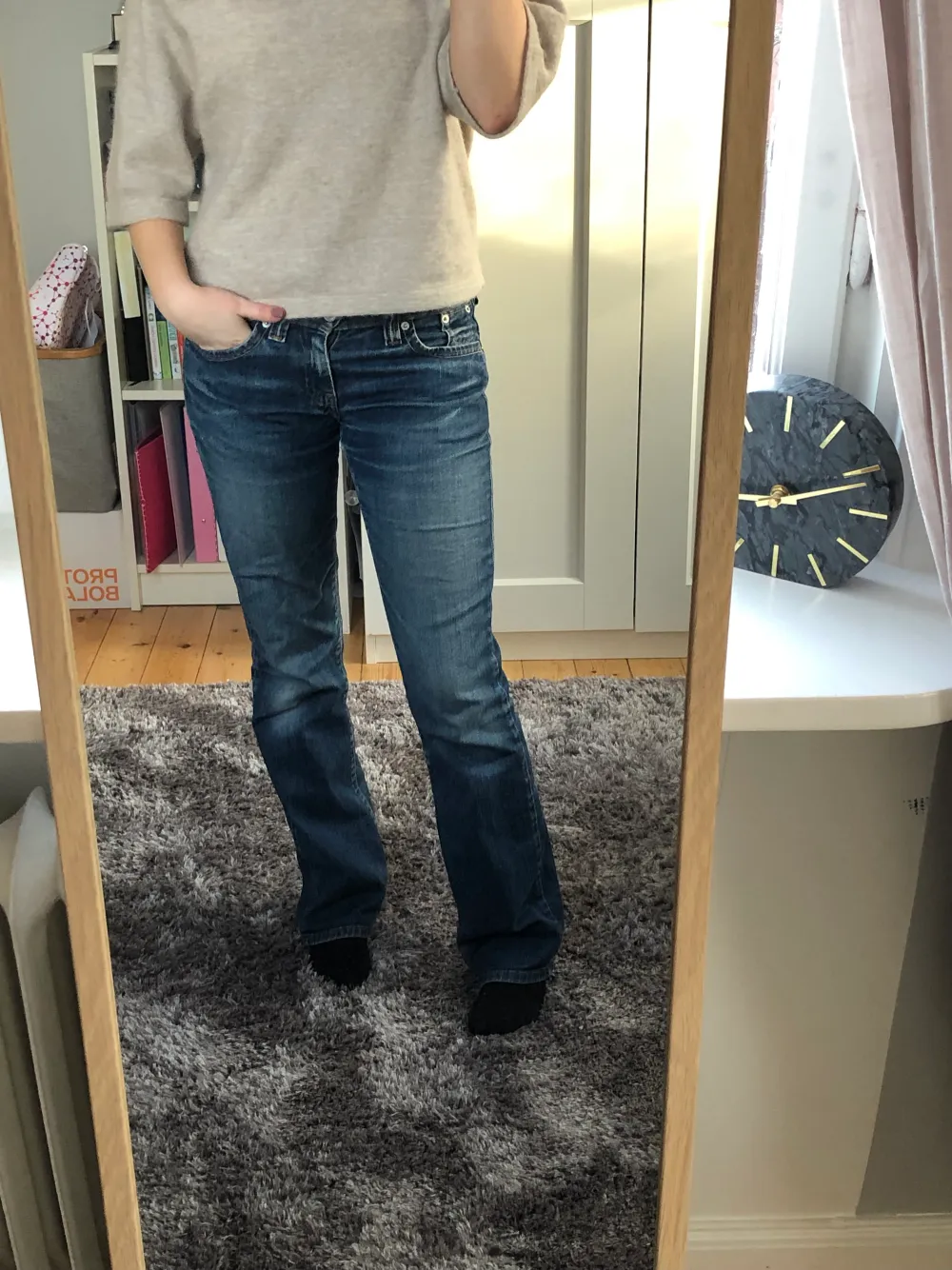 Jättesnygga vintage Levis jeans som är raka i modellen. Superbra skick men säljer då jag är trött på dem☺️❤️. Jeans & Byxor.