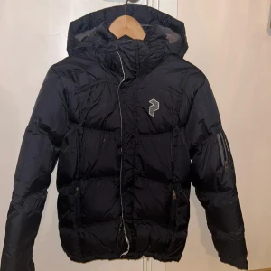 Peak performance jacka - Säljer denna äkta peak performance jacka som är i ett gott skick. Jackan är i ett tjockare material och tål därför kyla. Har ni några funderingar är det bara att höra av er. 