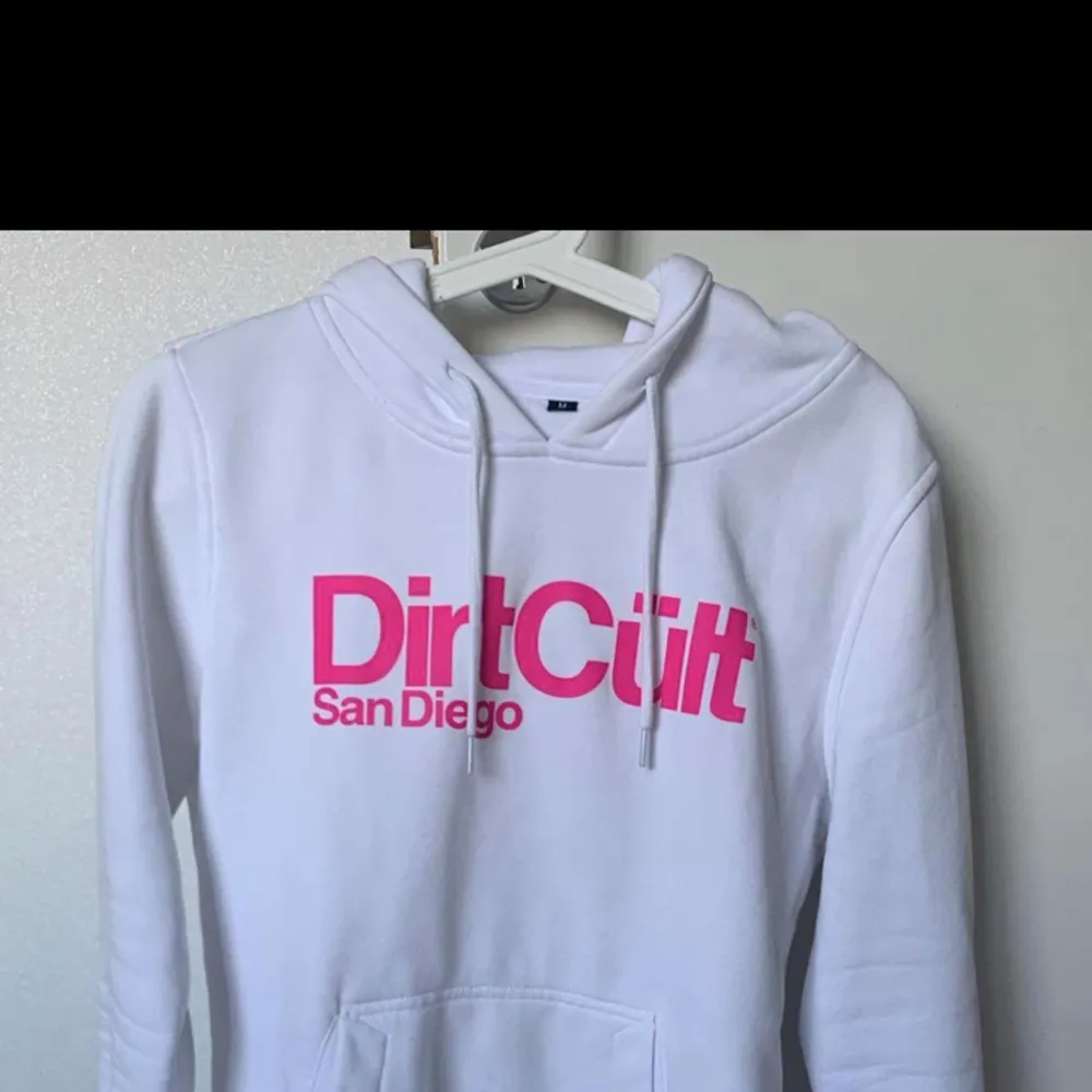 Fin DirtCült hoodie använd max 3 gånger bra skick på trycket. Hoodies.