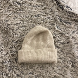 Mössa - Super fin mössa som tyvärr inte kommer till användning! Vid frågor är det bara att höra av sig, köparen står för frakt💘