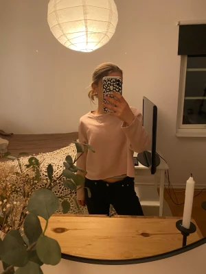 Tröja - gammelrosa tröja som passar väldigt bra till mörka jeans, sitter jätteskönt men använder aldrig tyvärr!
