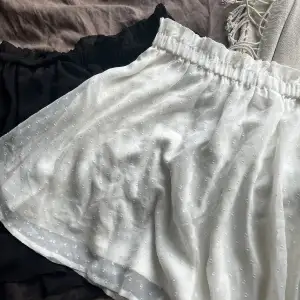 Två korta kjolar från HM i storlek M. Den vita är aldrig använd och den svarta endast vid enstaka tillfällen. De har två lager med ett tunnare tyg över och ett tjockare. 🖤Kan säljas separat men också tillsammans! 100kr/styck + frakt 🤍