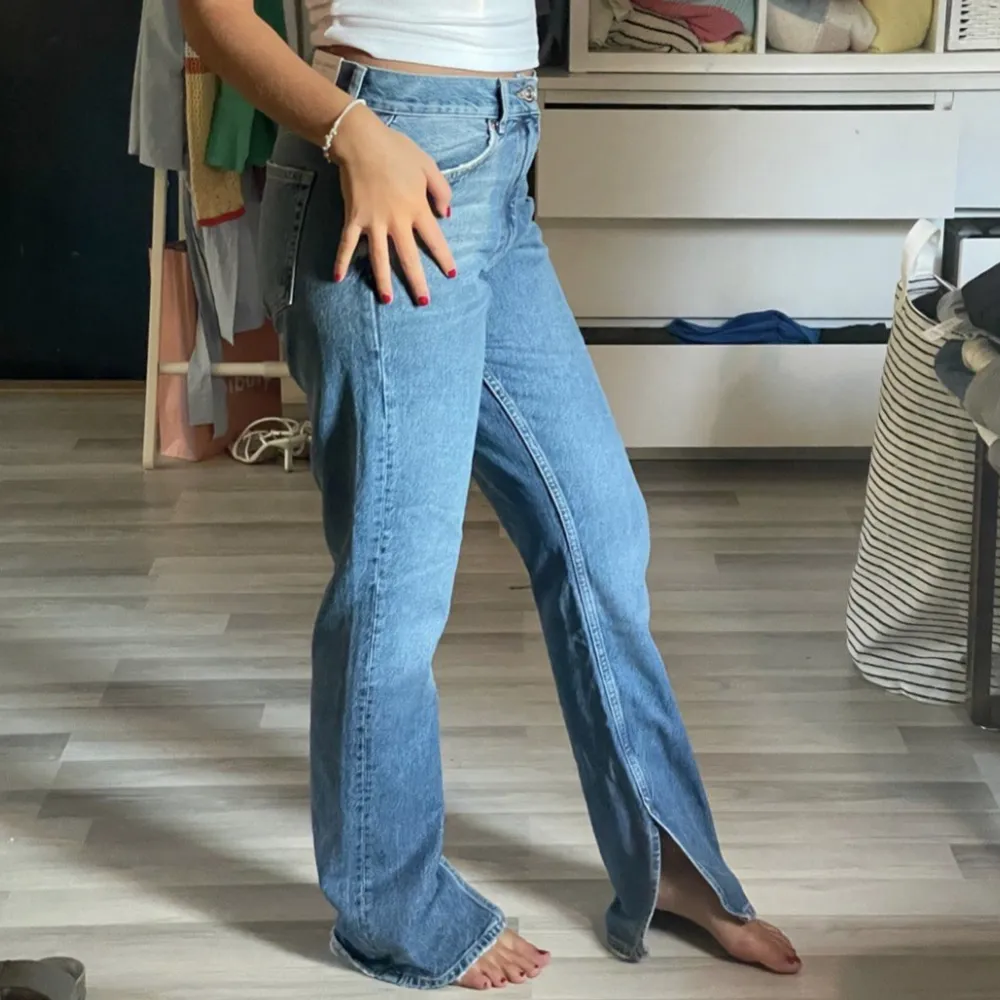 Jeans med slit💙. Jeans & Byxor.