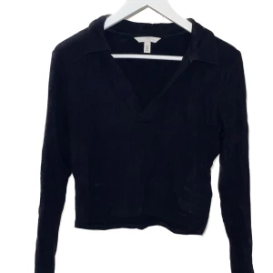 Tröja - 🦋Svart långärmad topp, v-ringad 🦋Material ribbad 🦋 Stl M 🦋 Pris 50kr