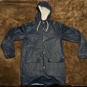 Regnjacka Lager 157 Xsmall - En marinblå regnjacka från Lager 157 i storlek XS