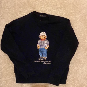 Polo bear by Ralph lauren tröja! - Polo bear Ralph lauren tröja i fint skick. Använd fåtal gånger, inga tydliga defekter   Nypris ca 2800kr Strl xs 
