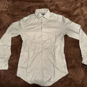 Ljusgrön Slim fit Skjorta S - En slim fit skjorta i grön och vit färg i storlek Small slim fit💯