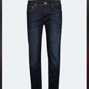Nevada jeans från Dressmann storlek 30/30😁 Bra kvalite på jeansen💯    Storlek: 30/30 Färg: Mörkblå  Märke: Dressmann