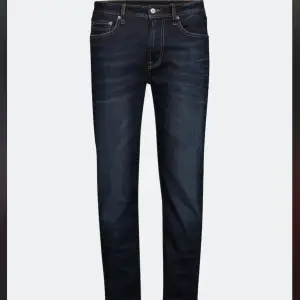 Nevada jeans från Dressmann storlek 30/30😁 Bra kvalite på jeansen💯    Storlek: 30/30 Färg: Mörkblå  Märke: Dressmann