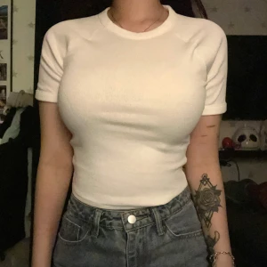 Vit t-shirt - Säljer denna vita t-shirten som jag aldrig använt men klippte av lapparna innan jag testa den så kan inte lämna tbx den🤍