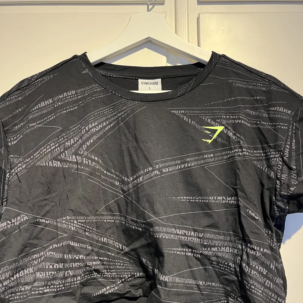 Storlek: L Märke: Gymshark Skick: Använd en gång, bra skick Vid köp av mer än en grej får du paketpris eller köp 3 betala för 2 💖🤝🏽. T-shirts.