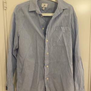 Ljusblå linneskjorta i relaxed fit!Använd två gånger och säljs pga  att den inte används för tillfället. Skjortan är från h&m och är i utmärkt skick. 