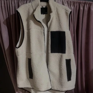 Fleece väst - Längd 82 cm Bredd 47cm