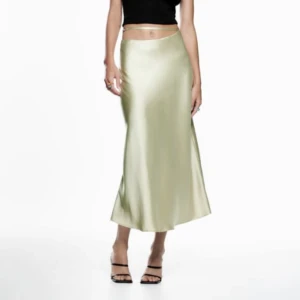 Lång Zara Kjol - lång grön satin kjol från zara med midjedetalj. super snygg till allt. 