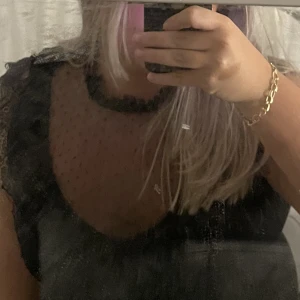 Topp - Snygg festligare topp. Använd en gång. 