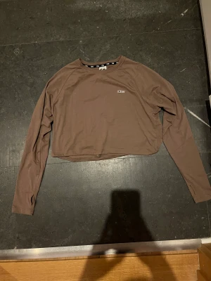 iciw tröja - kommer inte till användning längre. använd 3 gånger! superbra skick. den går att dra ihop i midjan som ni ser på sista bilden. storlek s!