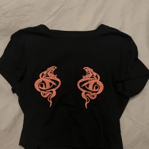 Orm topp - Skulle säga att det är en topp, mjukt material, använd några gånger men fortfarande fin. Säljer för 50kr inkl frakt🤍