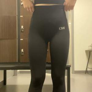 iciw tights / leggings. Inga defekter sälja pga de it kommer t använding. nypris: 600. jätte smickrande.😇🥰