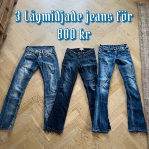 3 Lågmidjade jeans för 800 kr - Säljer tre par Lågmidjade fina utsvänga jeans för 800 kr! Skriv privat för separata bilder på jeansen eller frågor om jeansen!🫶