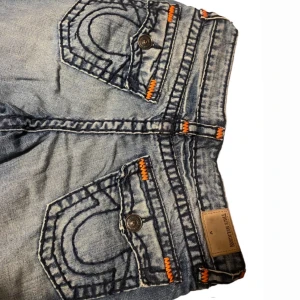 True religion jeans big stitch - Säljer mina true religion jeans med fickor. Passformen är straight och dom är i bra skick då jag aldrig använt dom. Storlek står inte men kom privat för måtten