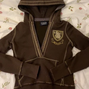 Brun tjock tröja?? - Det är en Ralph Lauren MFG lång armad tröjan. Jag har använt den några gånger men den har inget hål eller fläck. Du får gärna kontakta mig om det är något mer du undrar! 🫶💕