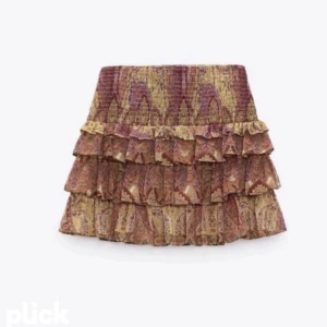 Zara kjol - Jag säljer nu min zara kjol som inte säljs längre ock kan med bytas mot en i M. Gör en budgivning på kjolen för att se hur mycket jag kan få den för ock om det blir ett bra bud kanske jag säljer.