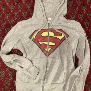 Hoodie - En cool hoodie med super mannen tryck  Super rolig o mysig  Passar för dig som jillar att ha roliga coola hoodies på dig  Passar från s-m 