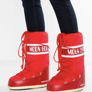 Moon boots - Säljer mina röda fina moon boots då jag inte får någon andvändning för dom längre, skicket är fint och inga slitningar, andvända ca 4 gånger, nypris ca 1500