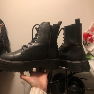 Svarta boots - Svarta bekväma boots med snörning. Dragkedjan på innersidan gör de lätta att få av och på. Använda ett fåtal gånger, inga slitage 🥰 