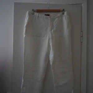 Linnebyxor  - Vita linnebyxor, mellanmidjade. Frakt ingår i pris. Allt jag säljer vill jag bli av med innan den 20/11 då jag flyttar utomlands, pruta på och om ni vill ha fler saker kan jag lösa paketpris💯