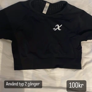 Träningströjor  - Croppade tränings t-shirts från Xshapes. Strl S, ena är svart och andra mörkgrå.  Den svarta är använd två gånger och den andra är oanvänd :)   100kr st eller 150kr för båda 