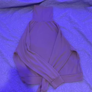 En polo tröja  - Använt 3 gånger och den passade inte mig 