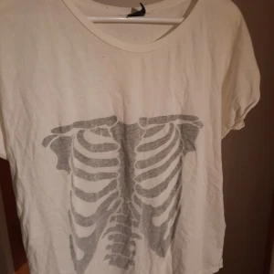 T-shirt - Trycket sitter på innsidan av tröjan och skiner igenom snyggt Är i fint skick